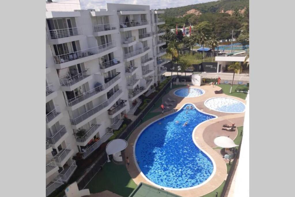 an aerial view of a hotel with two swimming pools at HERMOSO APARTA ESTUDIO en Melgar in Melgar