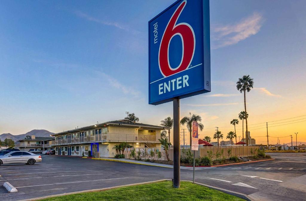 ein Schild für ein Gasthaus auf einem Parkplatz in der Unterkunft Motel 6-San Bernardino, CA - South in San Bernardino