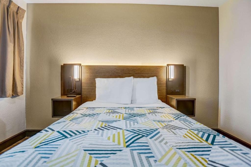Motel 6-San Bernardino, CA - South - 1 Lit Double |  Douche ADA/RI