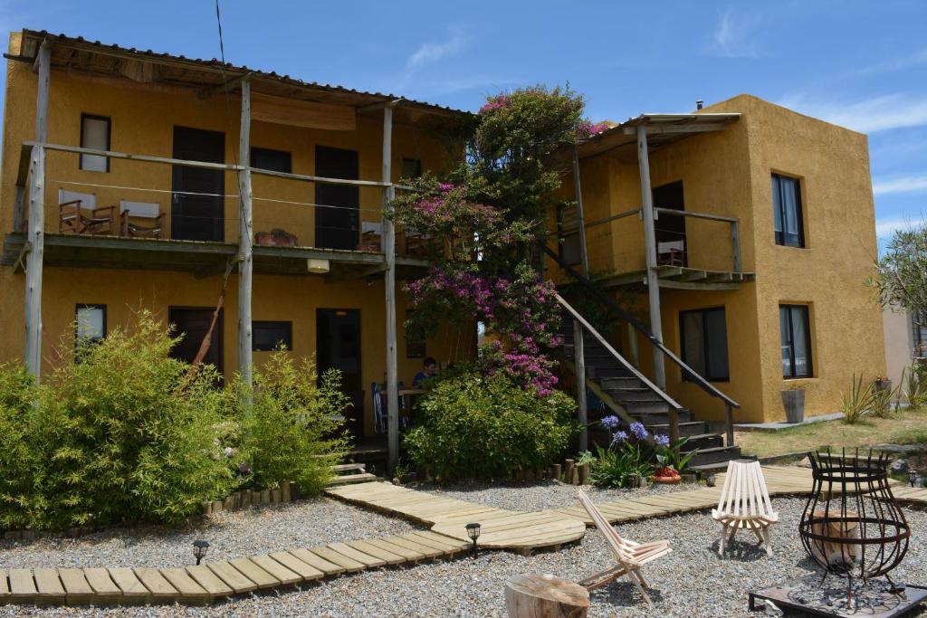 una casa con un jardín delante de ella en Posada Biarritz, en Canelones