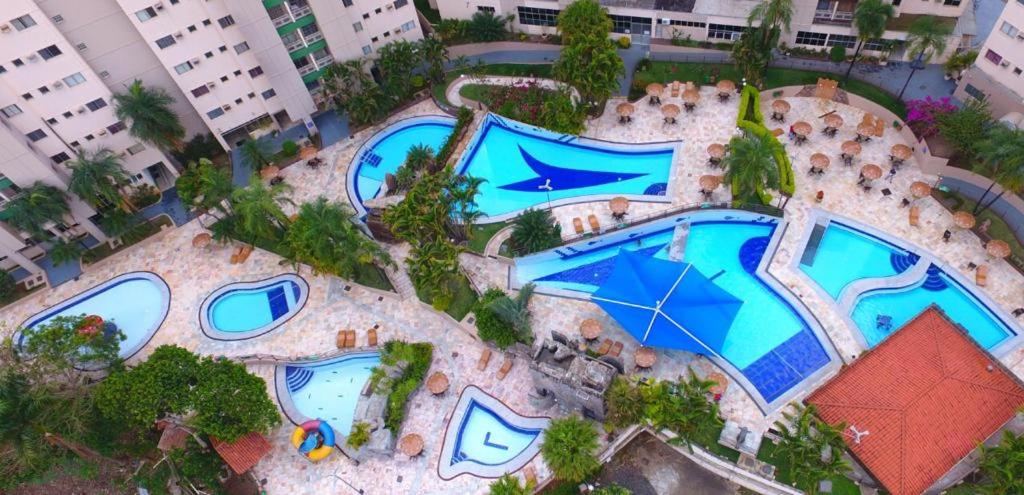 una vista aérea de una piscina en un complejo en Apartamento Ecologic Park Caldas Novas, en Caldas Novas