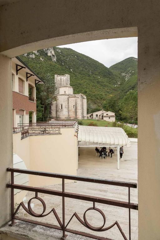 Nespecifikovaný výhled na hory nebo výhled na hory při pohledu z hotelu