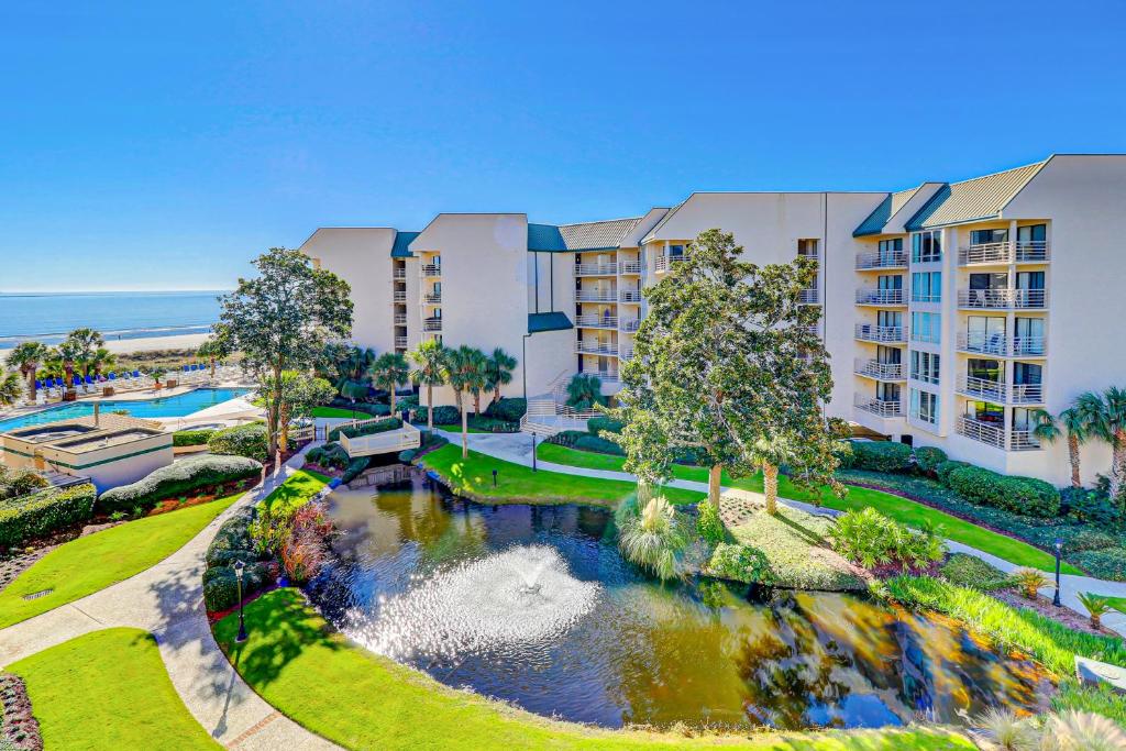- une vue aérienne sur un complexe avec un étang et un complexe dans l'établissement Villamare, à Île de Hilton-Head