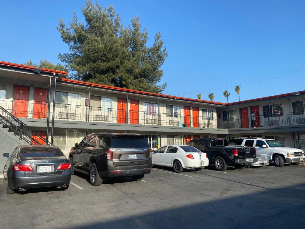 Passport inn. Помона город в США.