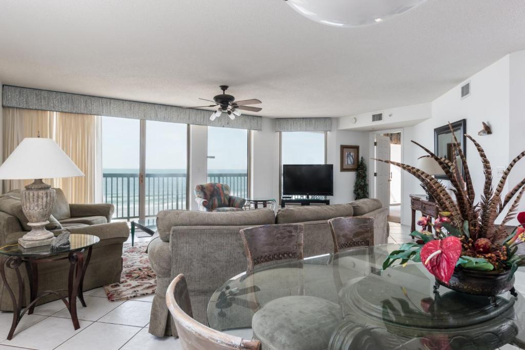 Emerald Cove II 5A - Feel at home away from home in this spacious Emerald Cove II condo