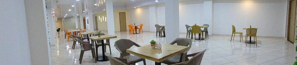 a restaurant with tables and chairs in a room at Hotel Paradise del Cafe in Pereira