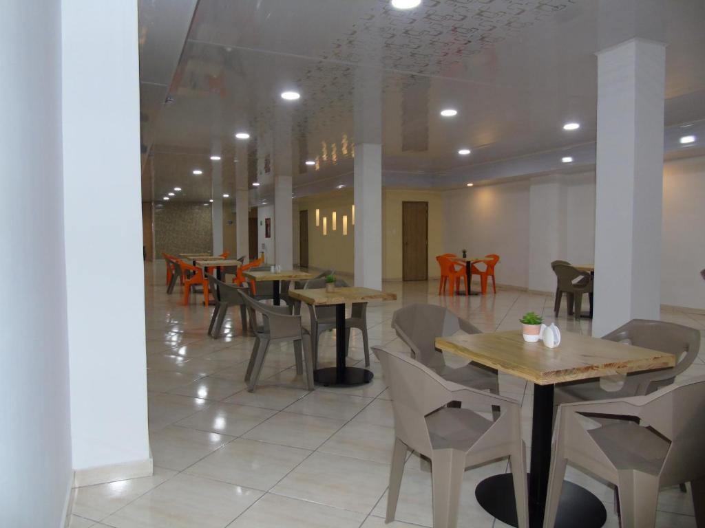 a restaurant with tables and chairs in a room at Hotel Paradise del Cafe in Pereira