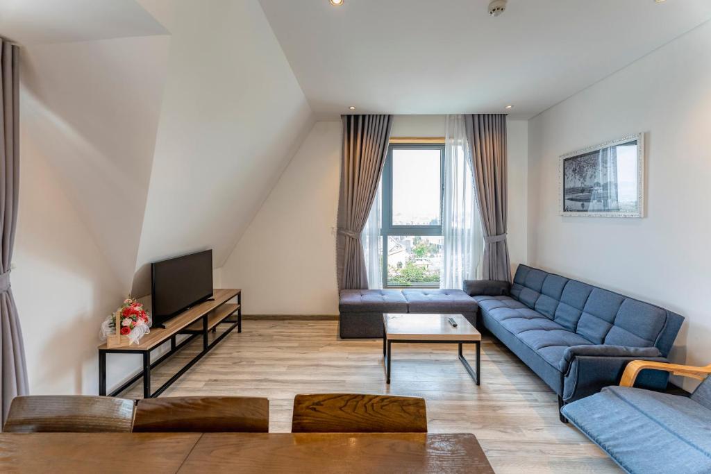 TV a/nebo společenská místnost v ubytování Canary Dalat Hotel