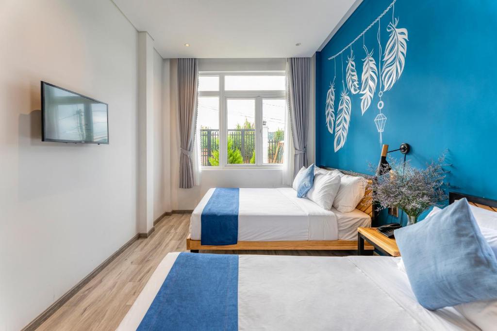 Postel nebo postele na pokoji v ubytování Canary Dalat Hotel