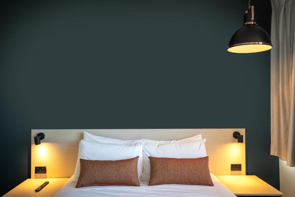 Nightcap at Chardons Corner Hotel - Resim 40