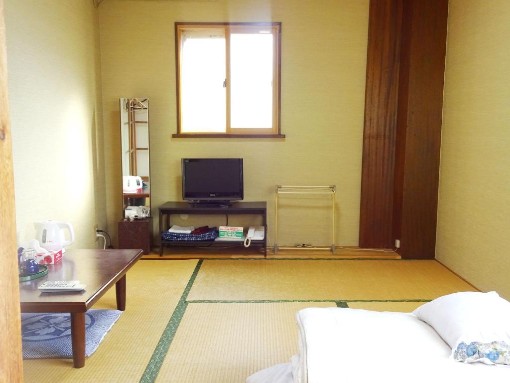 TV a/nebo společenská místnost v ubytování Imazato Ryokan