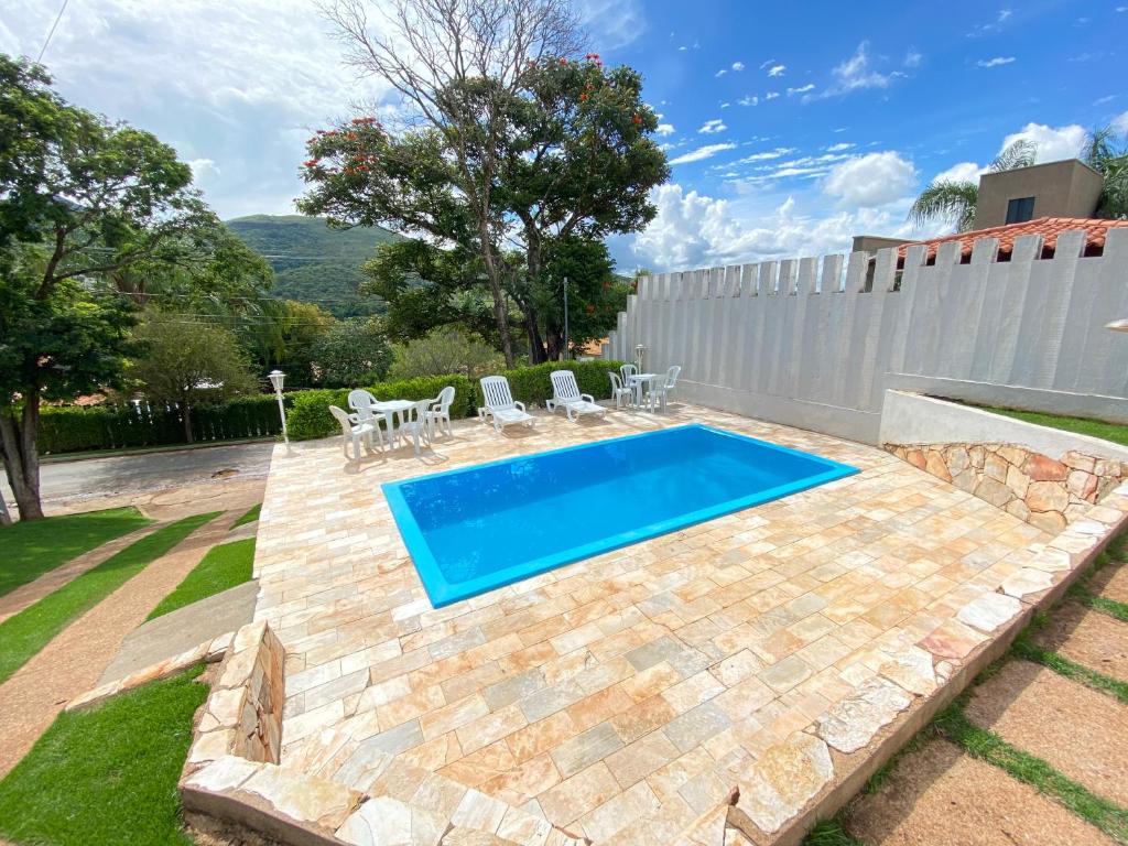 een zwembad in de achtertuin van een huis bij Temporada Escarpas in Capitólio