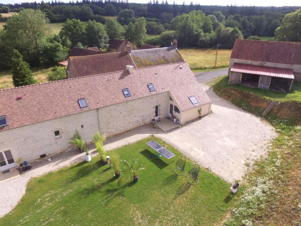 an aerial view of a large building with a yard at Gîte Le Cercueil, 5 pièces, 10 personnes - FR-1-497-92 in Le Cercueil