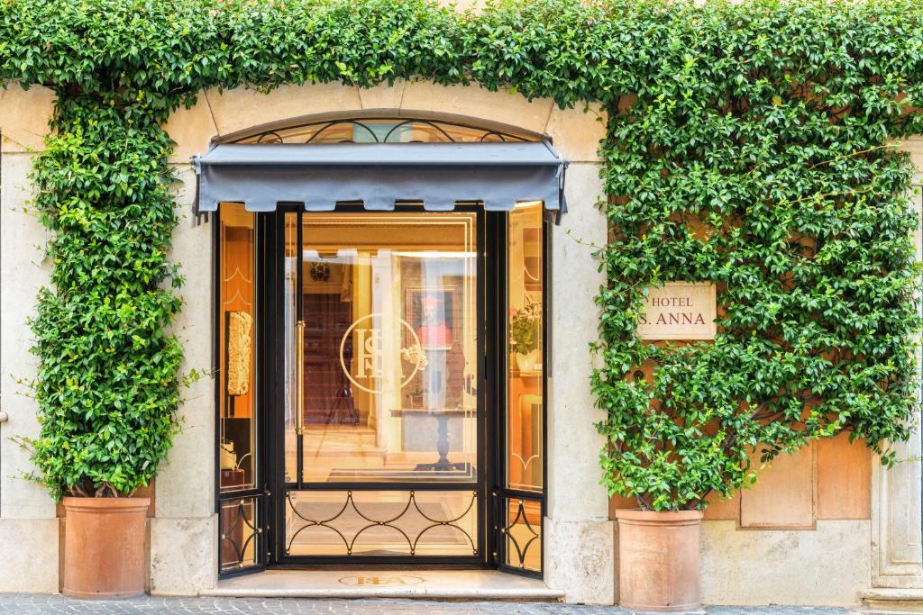 The facade or entrance of Hotel S. Anna