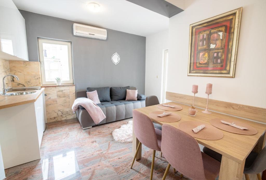 een woonkamer met een tafel en een bank bij Apartment Anita in Makarska