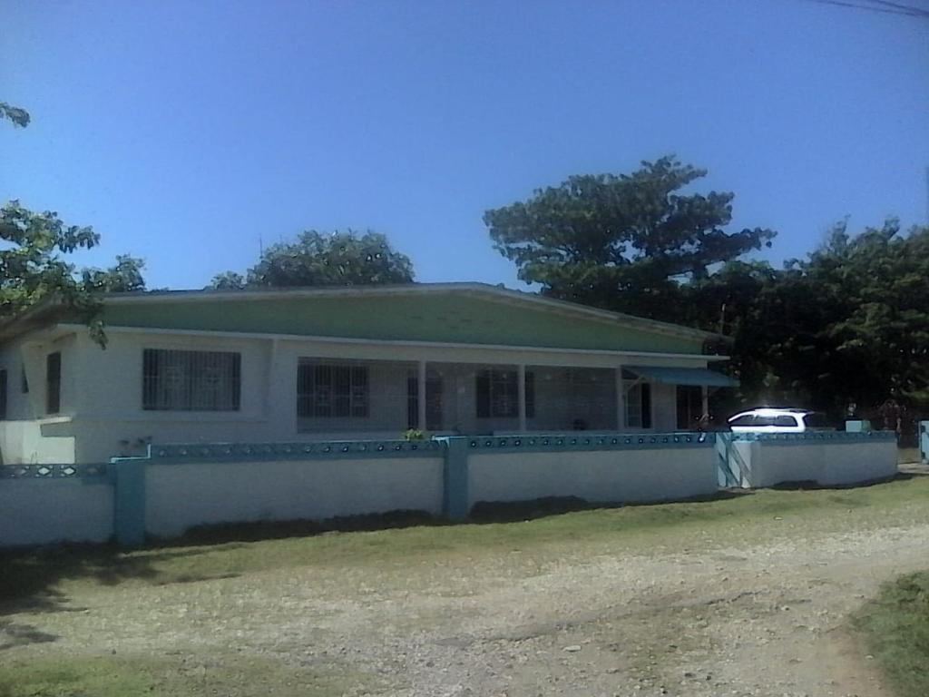 uma casa com uma cerca em frente em Belretiro Cottage em Bel Retiro