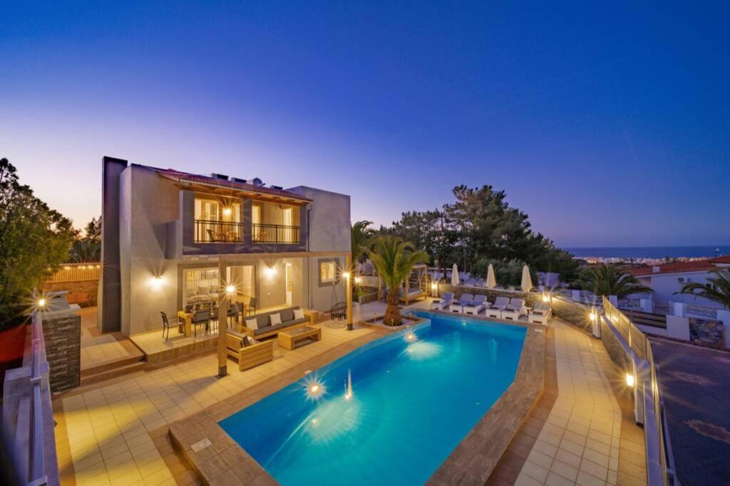 una casa con piscina di notte di Villa Omega a Hersonissos