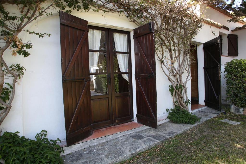 Vonkajšia záhrada v ubytovaní Villa con discesa privata a mare