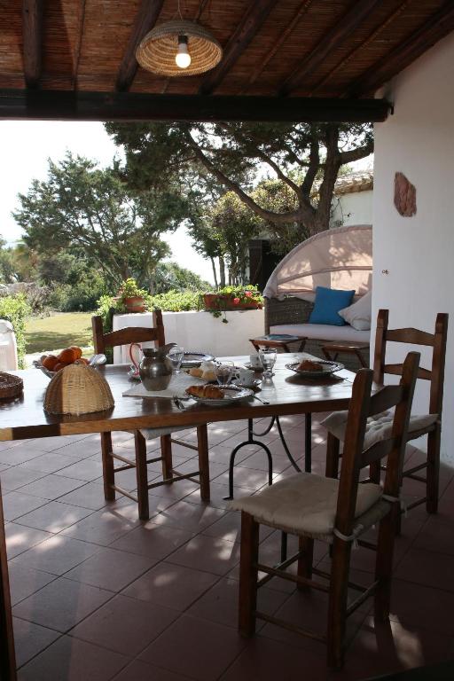 Posedenie v ubytovaní Villa con discesa privata a mare