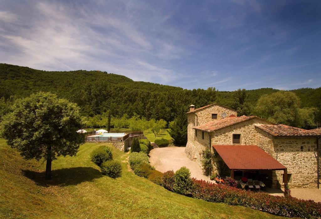 eine Luftansicht eines Betriebs mit einem Gebäude in der Unterkunft Il Mulino - beautiful, family-friendly Tuscan villa with fenced pool in Monterchi