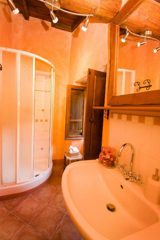 Kúpeľňa v ubytovaní Il Mulino - beautiful, family-friendly Tuscan villa with fenced pool