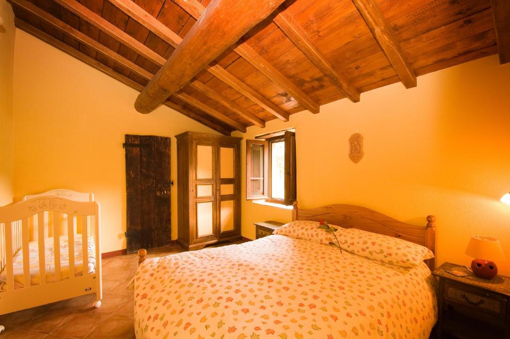 Posteľ alebo postele v izbe v ubytovaní Il Mulino - beautiful, family-friendly Tuscan villa with fenced pool