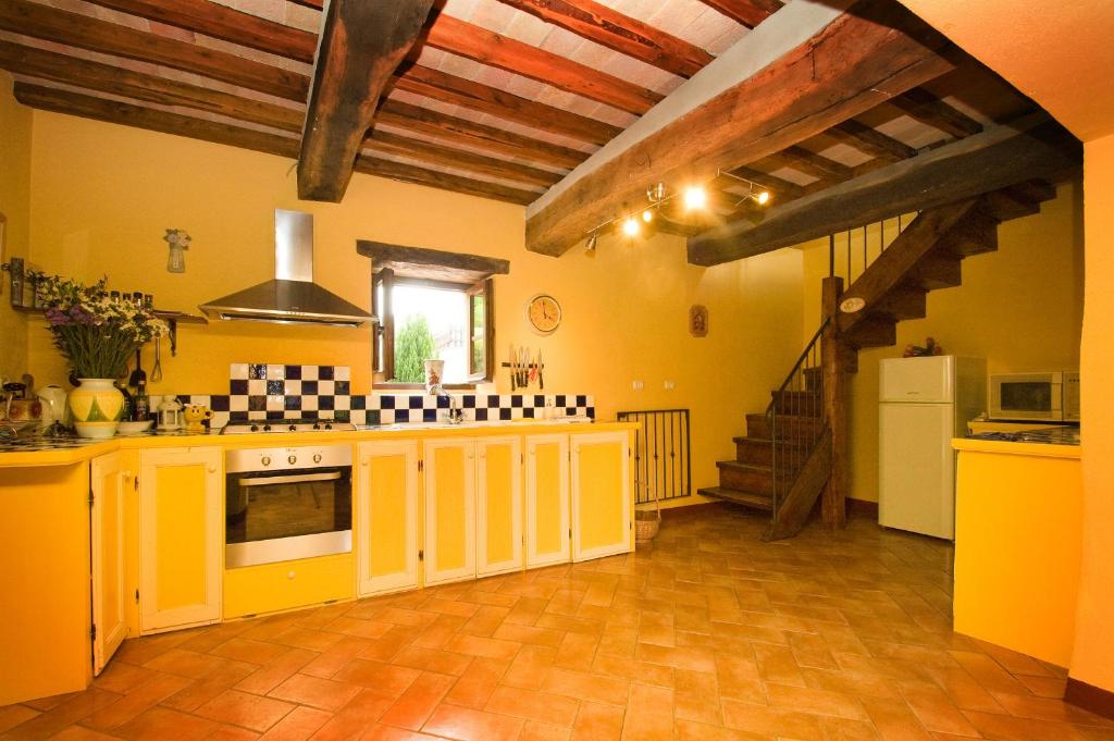 Kuchyňa alebo kuchynka v ubytovaní Il Mulino - beautiful, family-friendly Tuscan villa with fenced pool