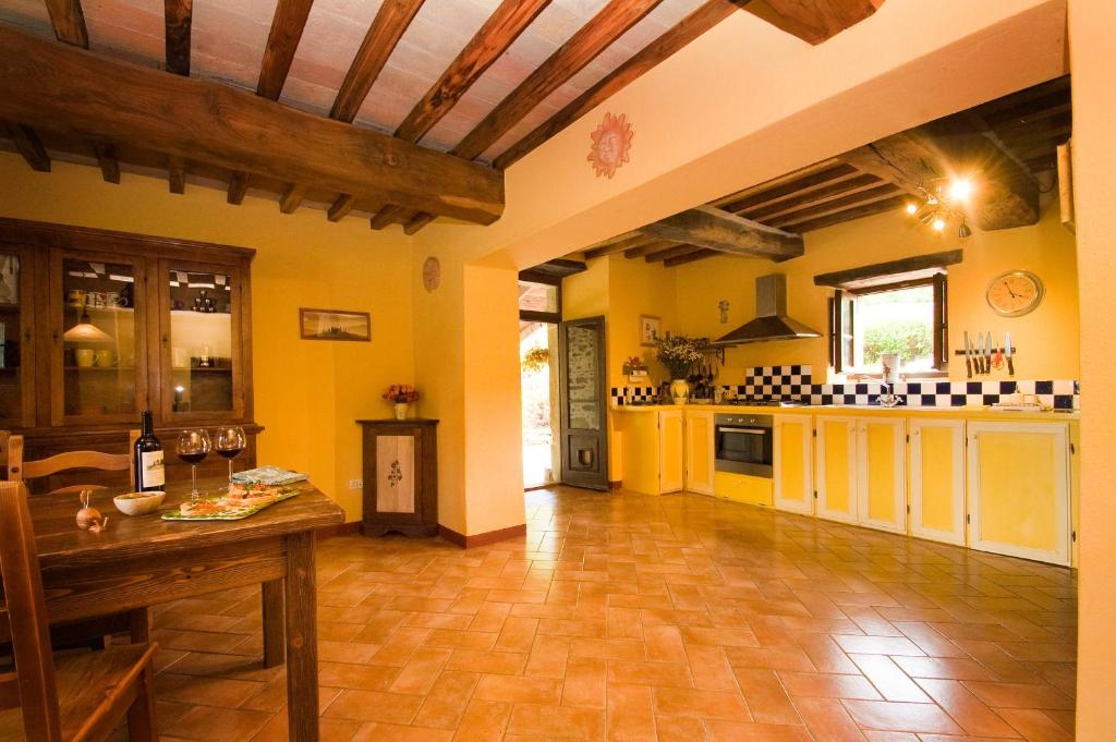 Kuchyňa alebo kuchynka v ubytovaní Il Mulino - beautiful, family-friendly Tuscan villa with fenced pool