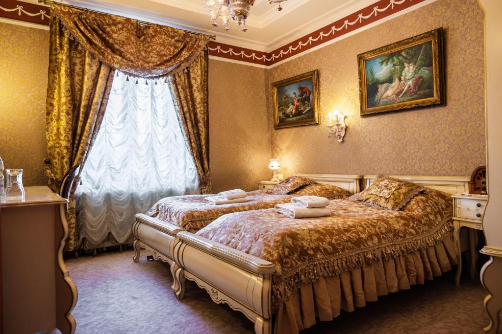 1 dormitorio con 2 camas y ventana en Pałacyk Karkonosze koło Karpacza, en Karpacz