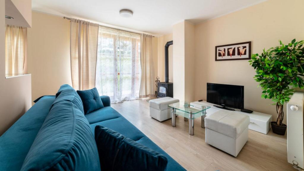Televízia a/alebo spoločenská miestnosť v ubytovaní Apartamenty Sun & Snow Karpacz Myśliwska