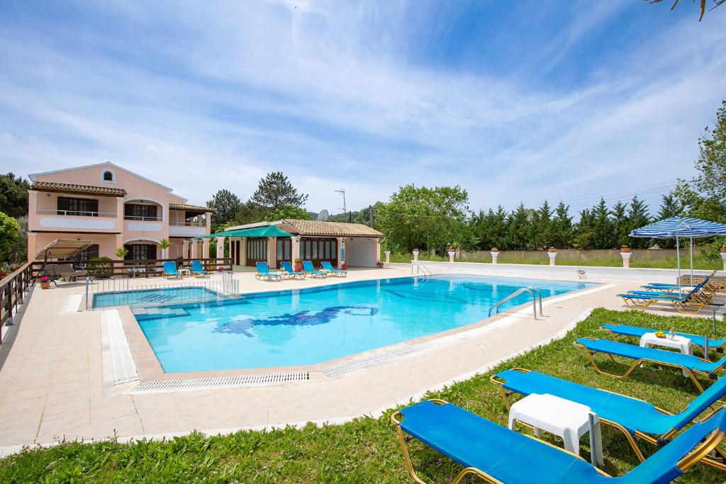 Bazén v ubytování Nikos Pool Apartments - Upper Floor nebo v jeho okolí