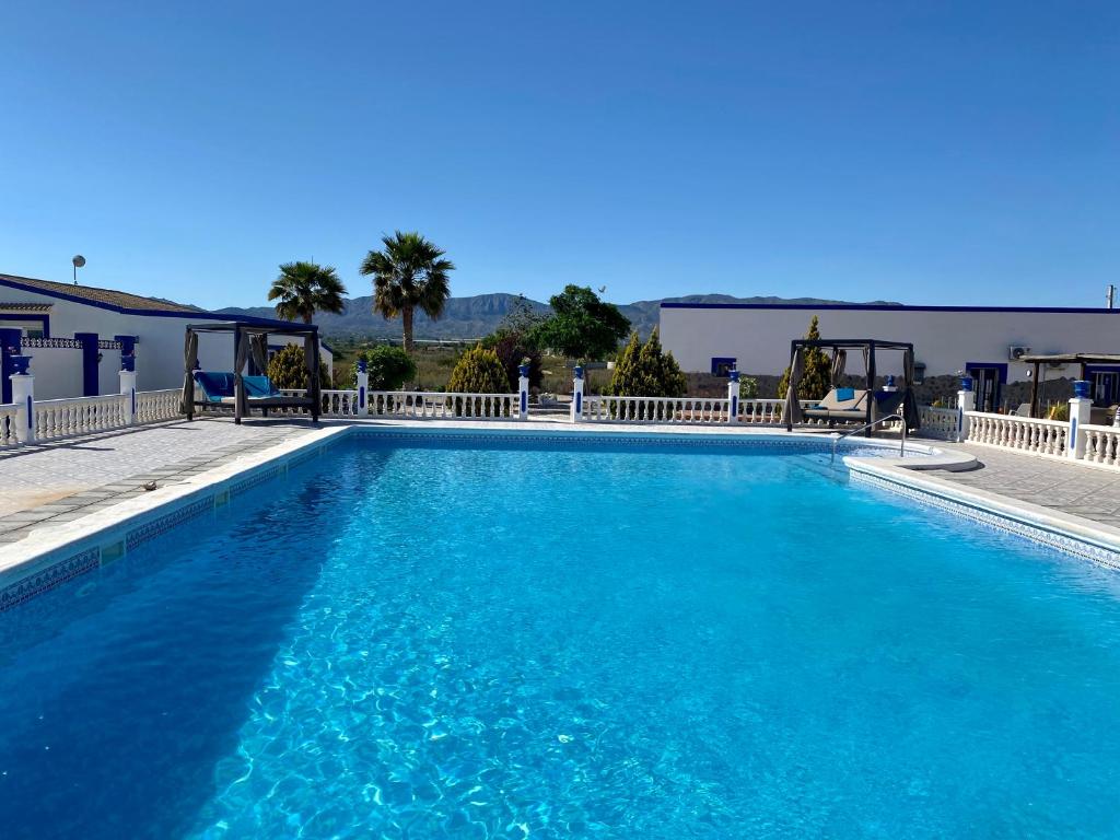 duży basen z niebieską wodą w obiekcie B&B Casa Azul w mieście Crevillente