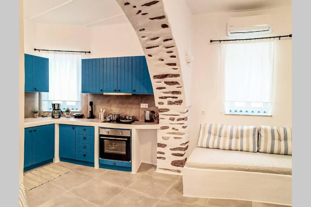una cucina con armadi blu e panca di Kostos House BLUE a Kóstos