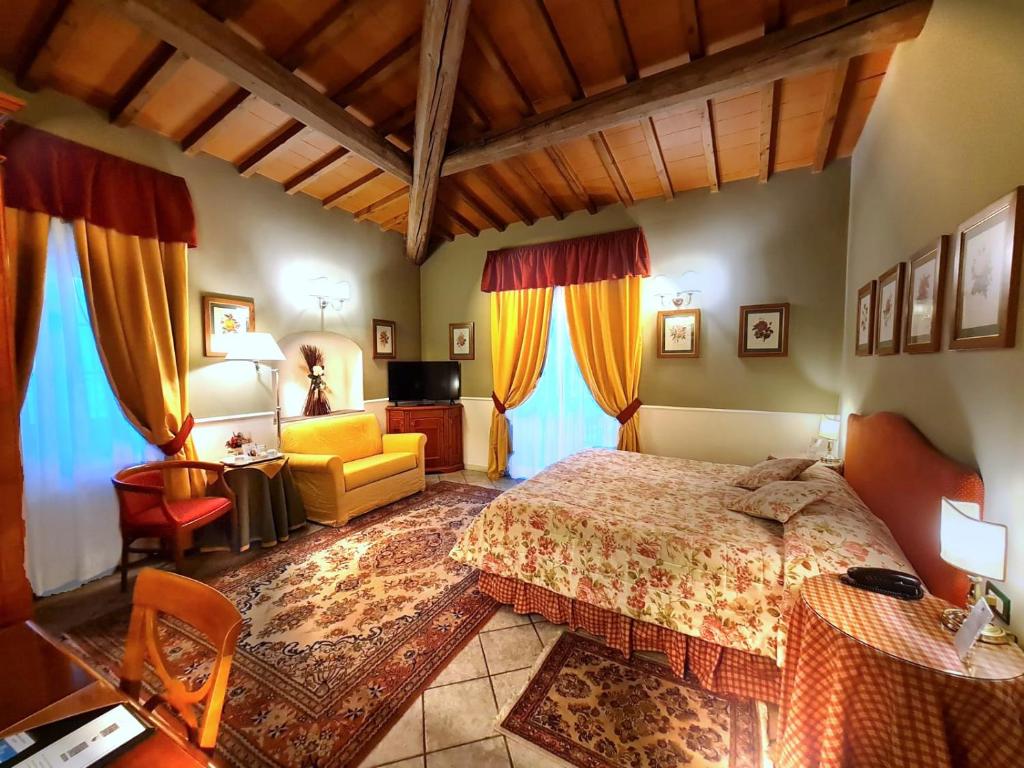 een slaapkamer met een bed en een stoel in een kamer bij Hotel Rosary Garden in Florence