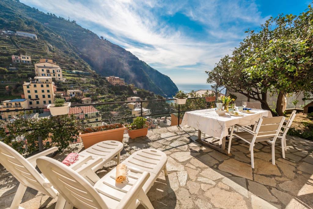 einen Tisch und Stühle auf einer Terrasse mit Aussicht in der Unterkunft Villino Caterina House: big terrace seaview in Riomaggiore