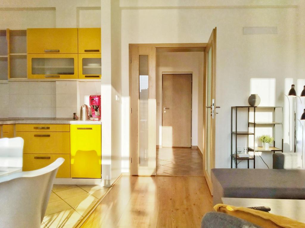 Kuchyň nebo kuchyňský kout v ubytování Yellow Apartment
