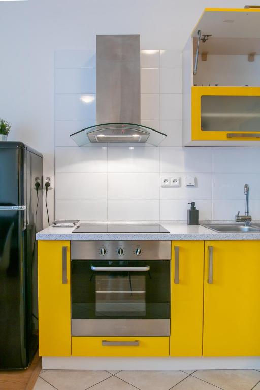 Kuchyň nebo kuchyňský kout v ubytování Yellow Apartment