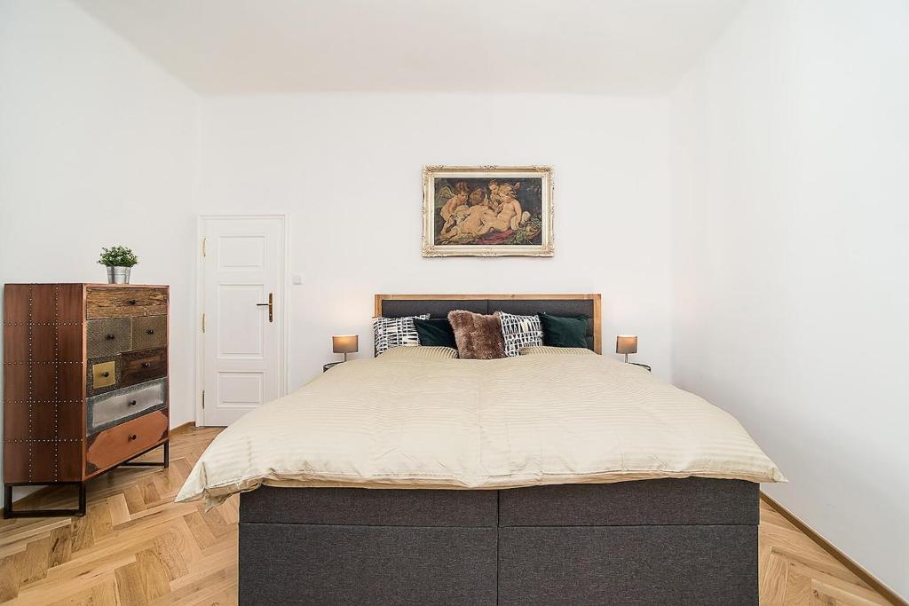 een slaapkamer met een groot bed in een kamer bij Newly renovated 1-bed apartment at Charles Bridge in Praag