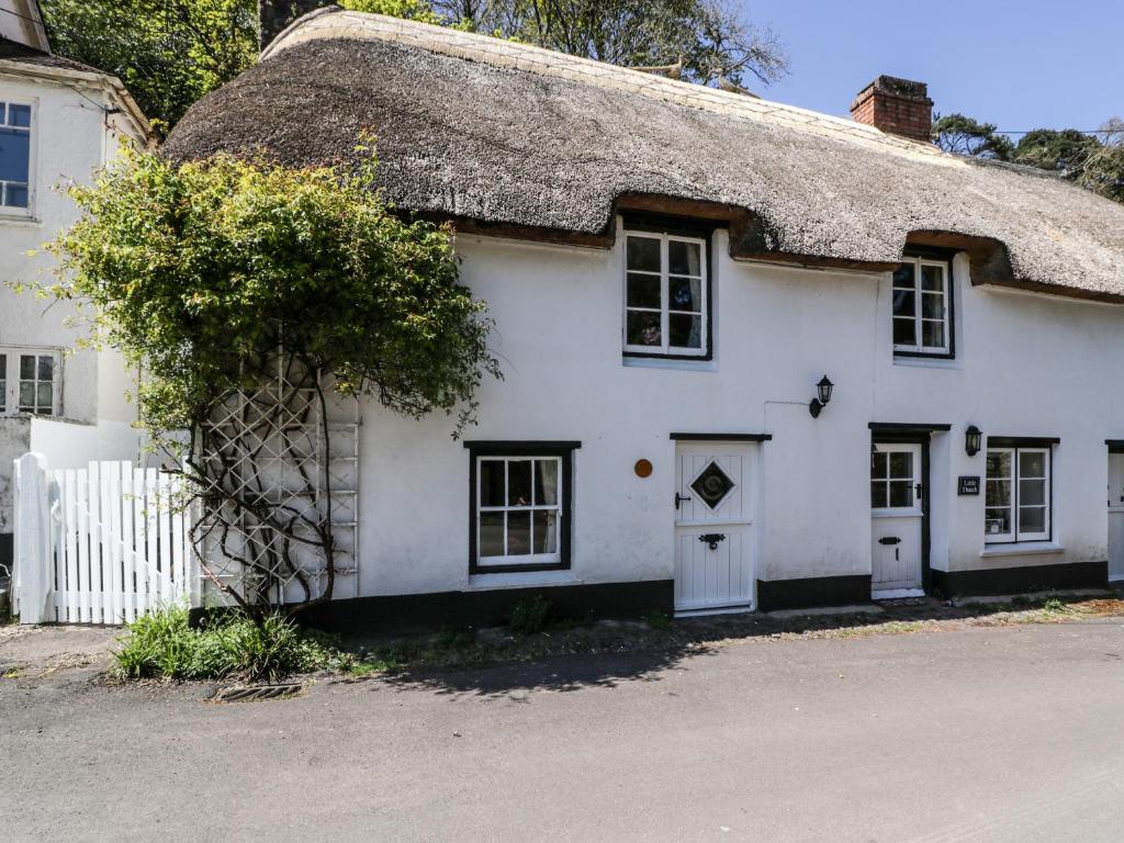 Ce cottage blanc ancien dispose d'un toit de chaume. dans l'établissement Small Piece, à Minehead