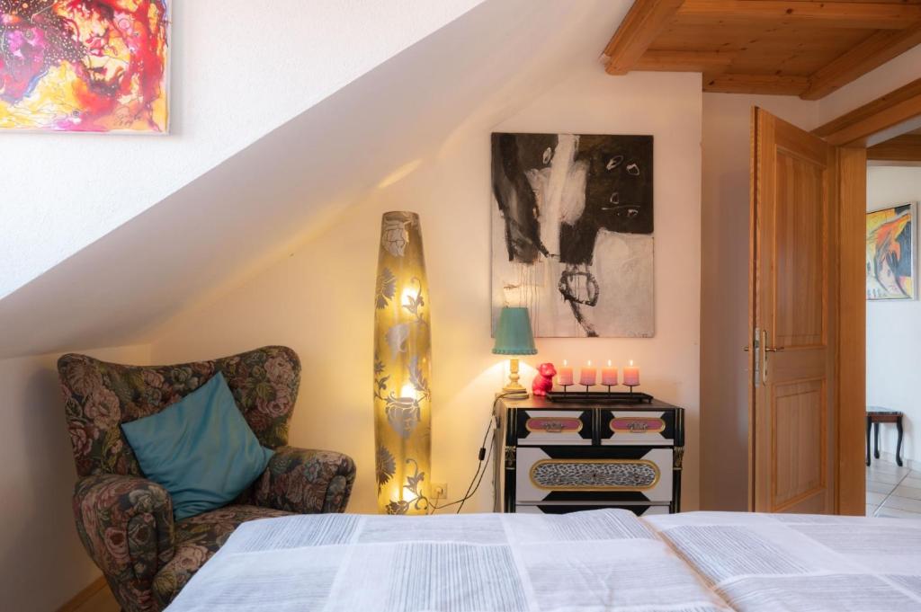 Łóżko lub łóżka w pokoju w obiekcie Idyllische Designer-Apartments am Bio-Bauernhof in SalzburgerSeenland Schmiding 10