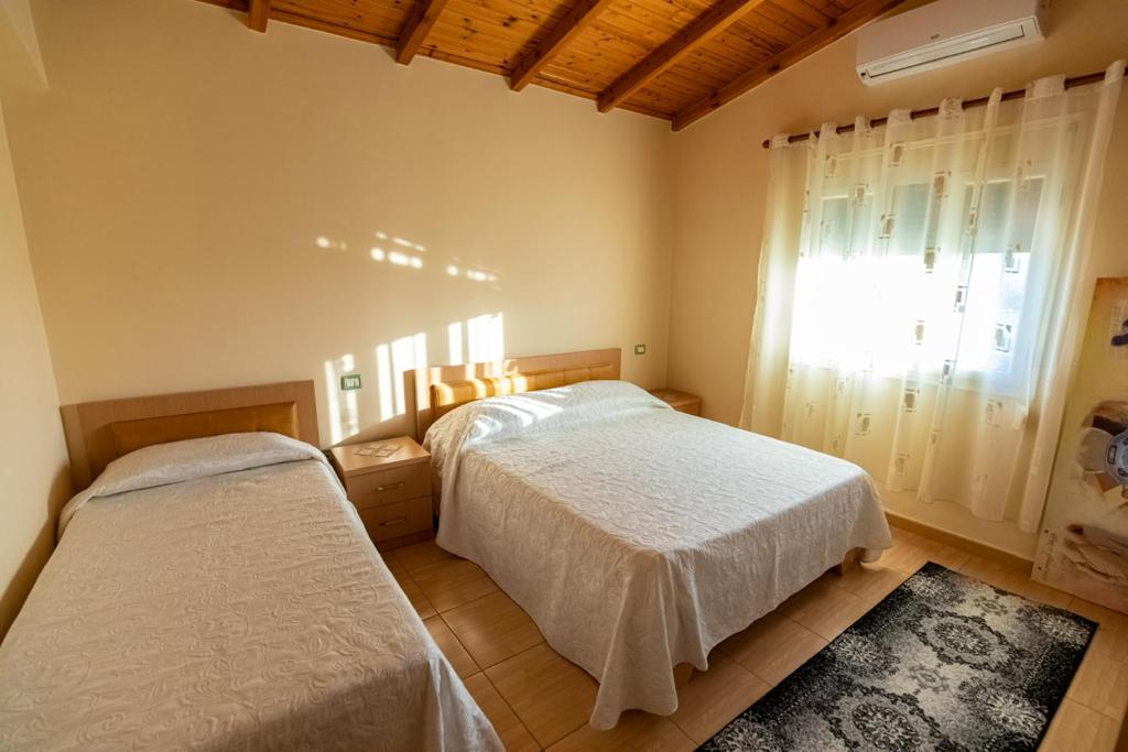 Postel nebo postele na pokoji v ubytování VILA LLANO
