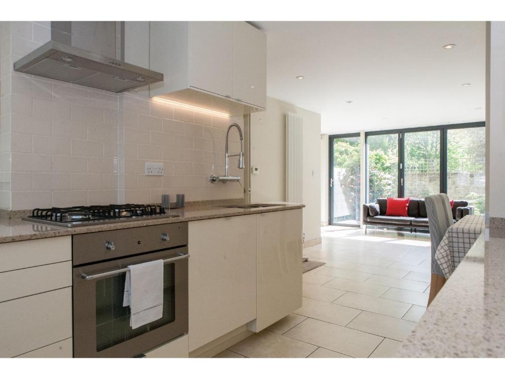 Pass the Keys Beautiful 3Bed House with Garden in Elephant and Castle