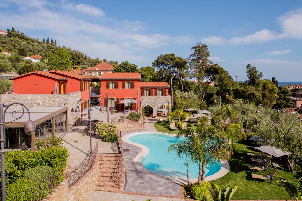 uma vista aérea de uma casa com piscina em Leonardo Resort em Imperia