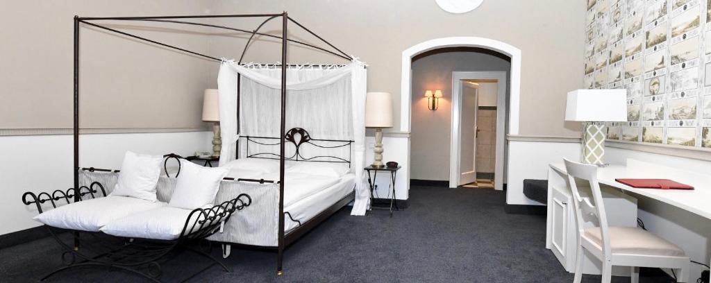 Postel nebo postele na pokoji v ubytování Hotel Bischofshof am Dom