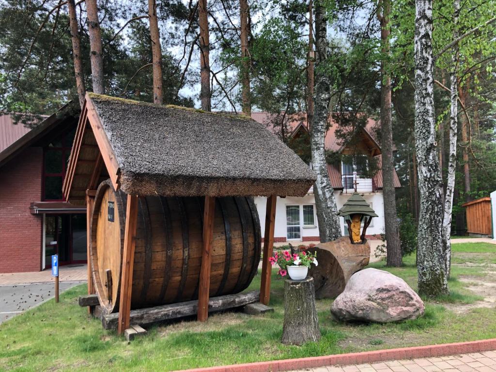 un gran barco de madera con techo en un patio en Ośrodek Wypoczynkowy ,,Relaks-Perła Serpelic'', en Serpelice