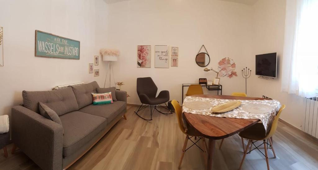 波隆那的住宿－La Gubbiata，客厅配有沙发和桌子