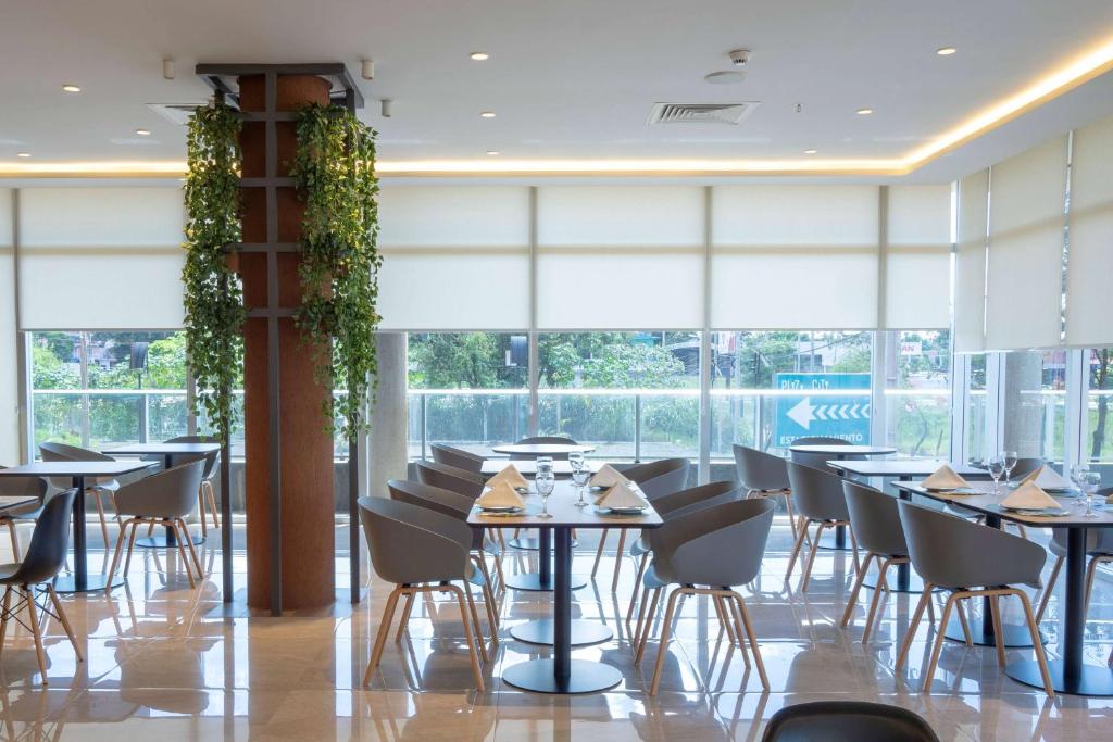 Restaurace v ubytování Dazzler by Wyndham Ciudad del Este