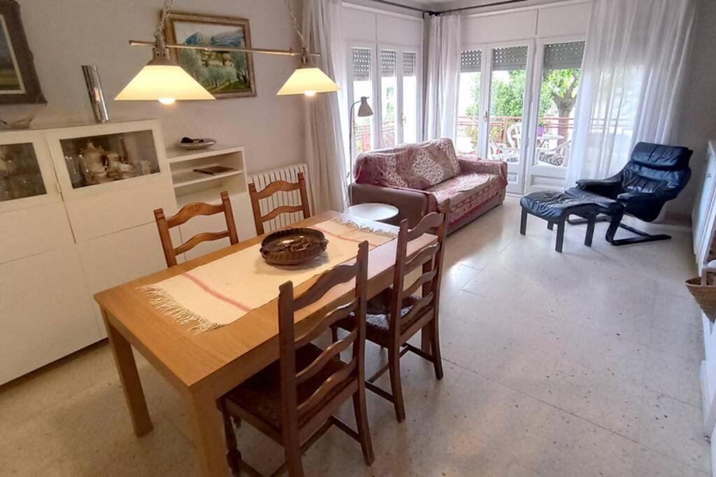 A seating area at Ca la Mercè - Agradable casa en Amer