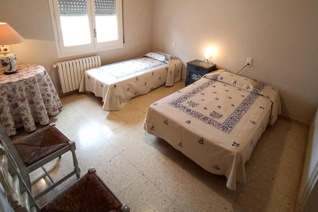A bed or beds in a room at Ca la Mercè - Agradable casa en Amer