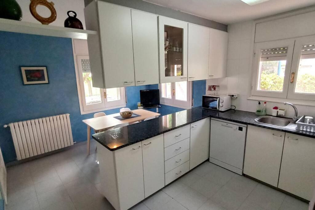 A kitchen or kitchenette at Ca la Mercè - Agradable casa en Amer